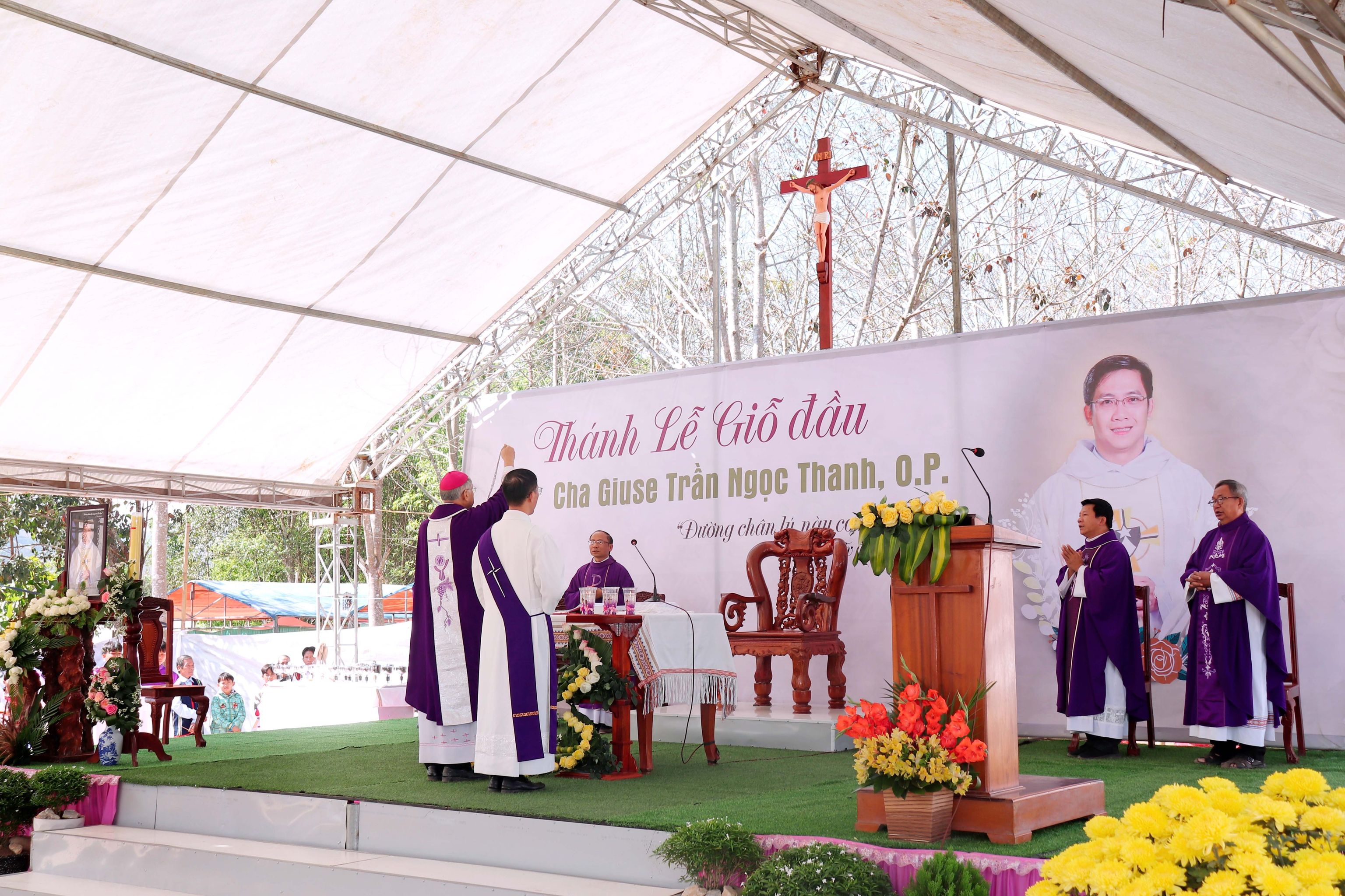 Video: Thánh lễ giỗ đầu cha Giuse Trần Ngọc Thanh, OP. tại Sa Loong - Kontum