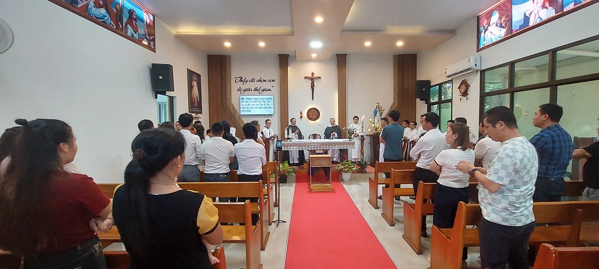 Tu xá Thánh Tôma Aquinô, Bangkok, Thailand: Nghi thức nhận chức Tu xá Trưởng, Thánh lễ Tạ ơn và Cầu nguyện cho Cha Giacôbê Hanh và 12 bạn trẻ