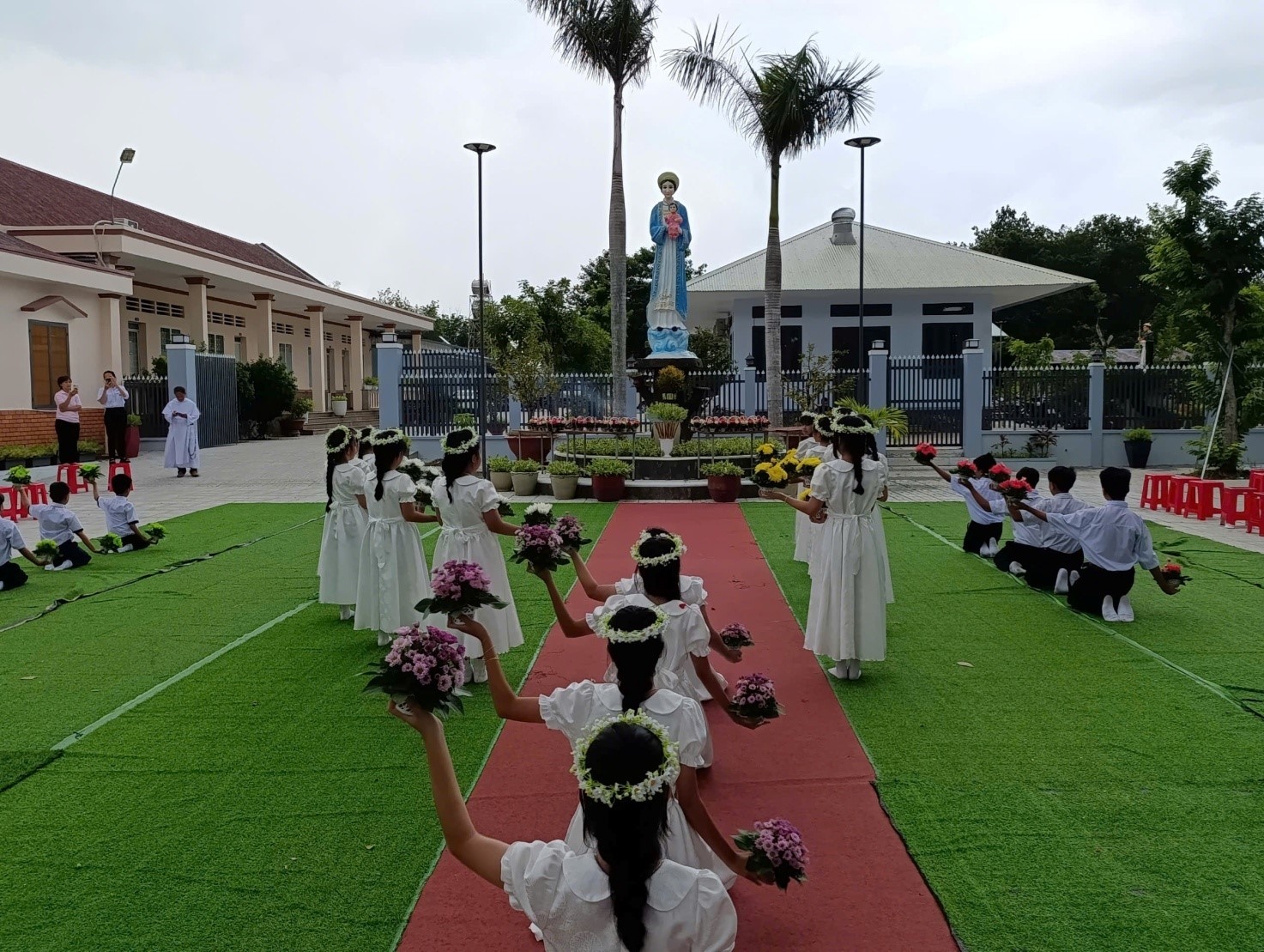 Tu xá thánh Gia Thịnh, Tây Ninh – Dâng hoa kính Đức Mẹ
